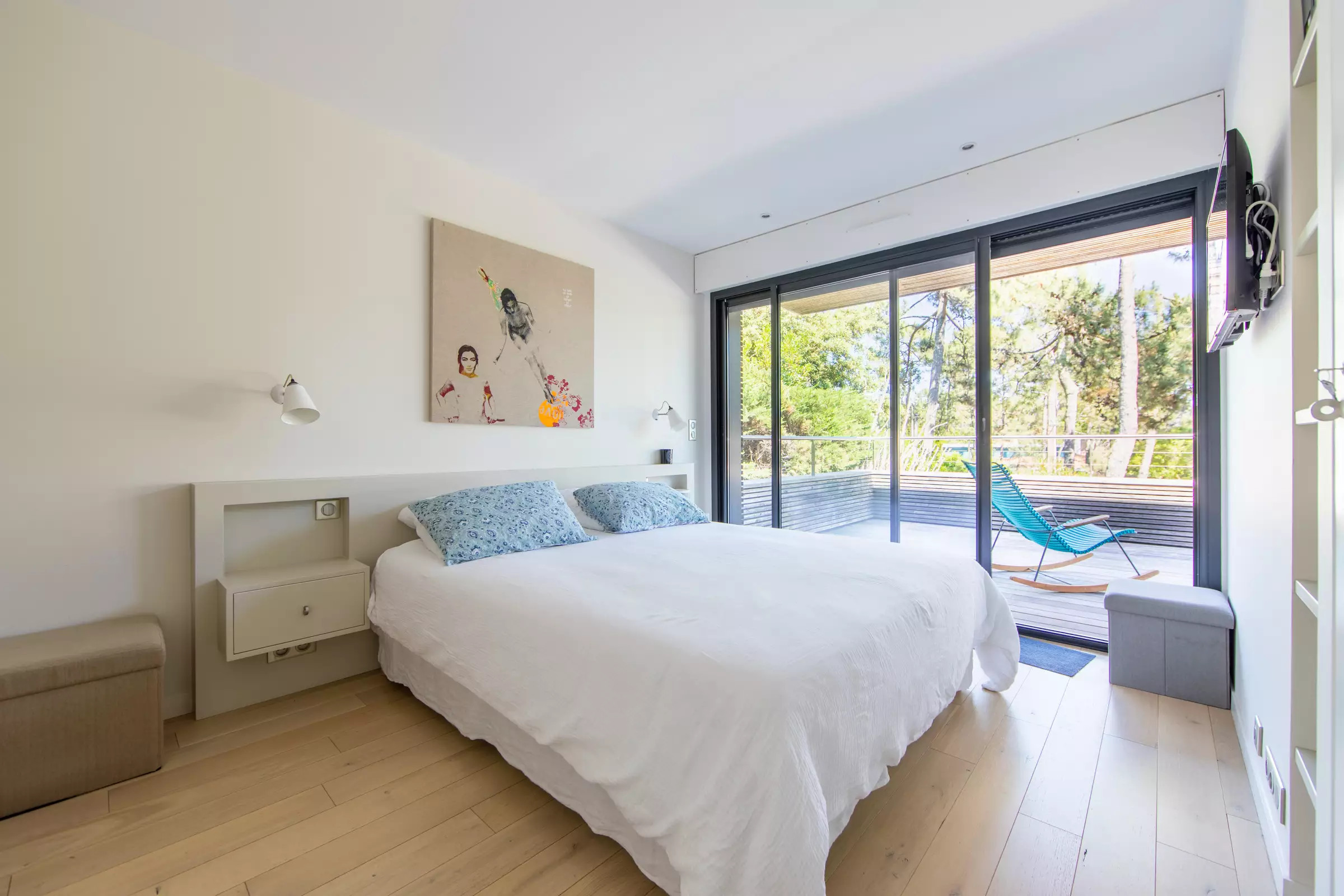 chambre minimaliste blanche