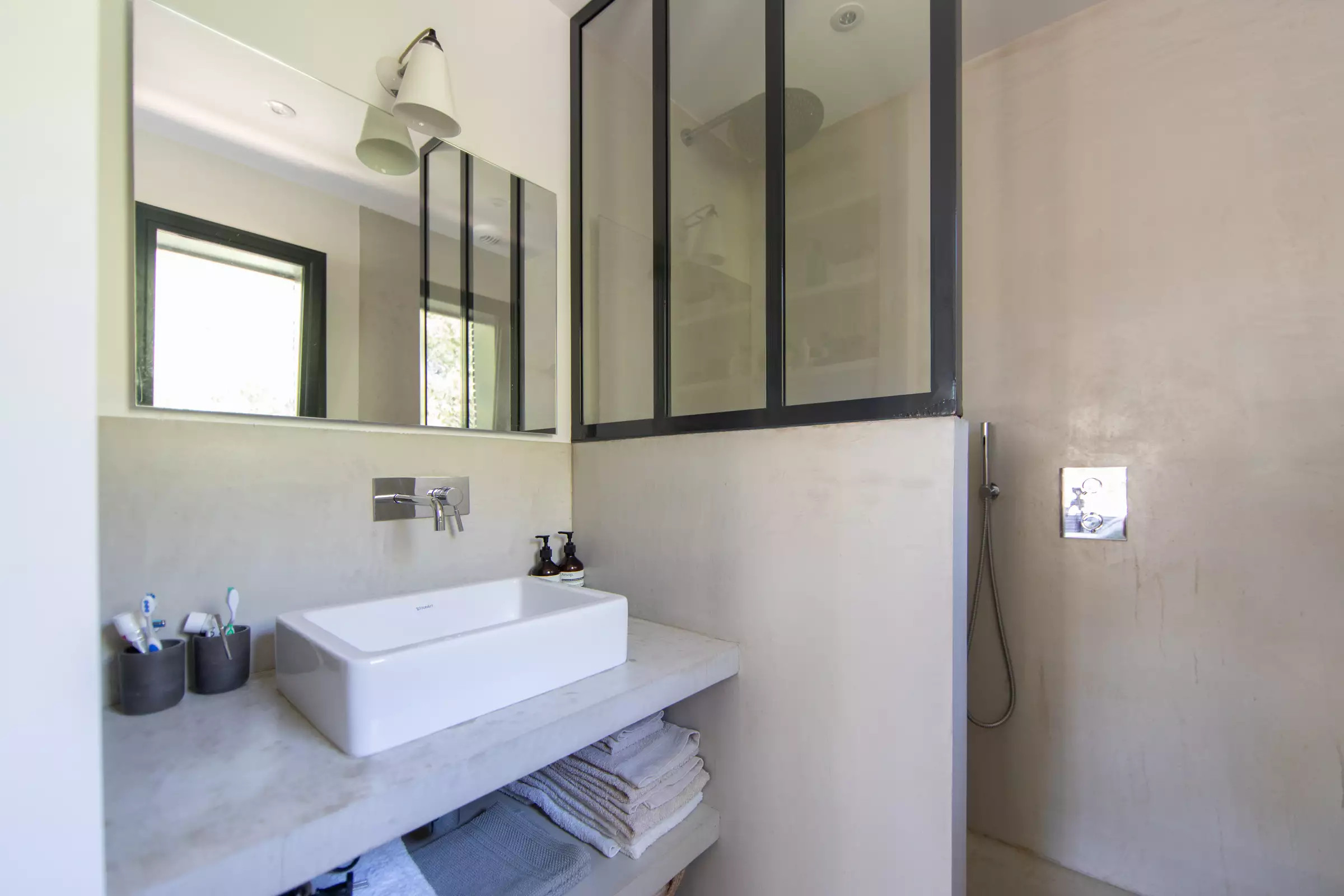 salle de douche avec verrière