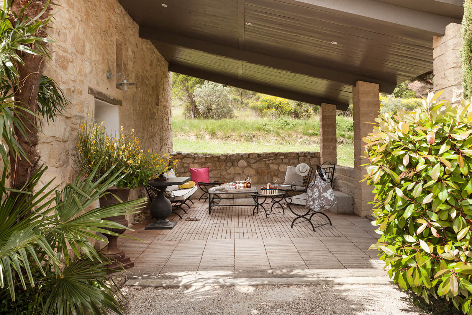 terrasse abritée maison en pierre le Mas du Venaissin