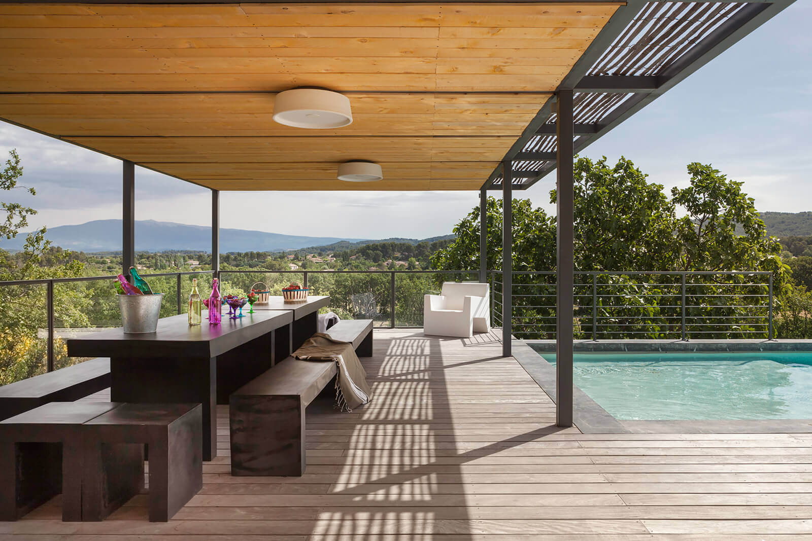 terrasse bois avec pergola le Mas du Venaissin