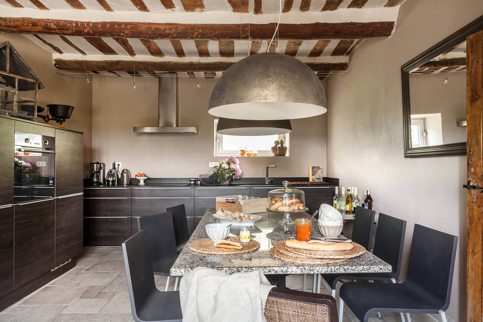 cuisine design avec poutres le Mas du Venaissin