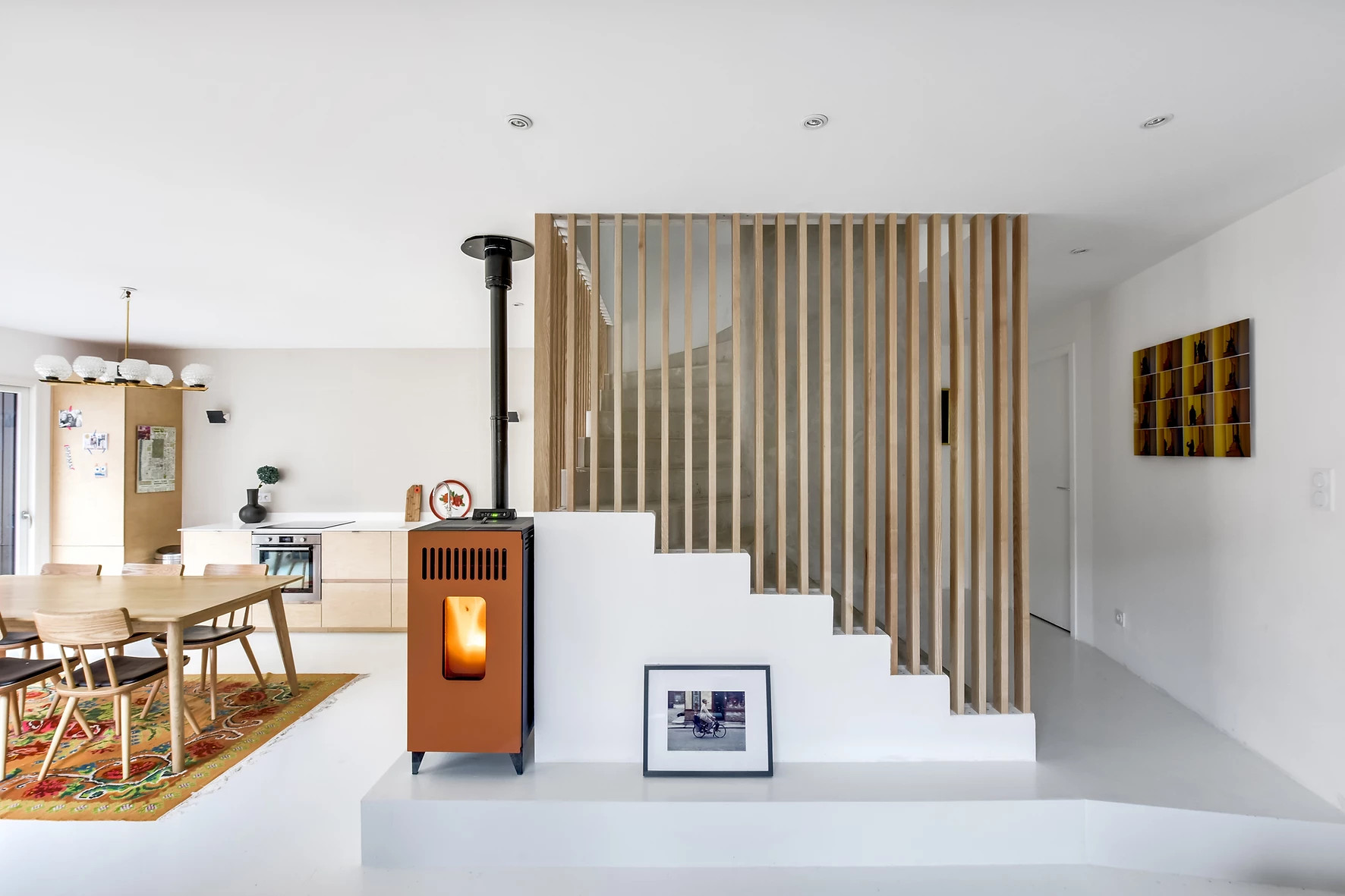 montée d'escalier avec rampe décoration tasseau de bois