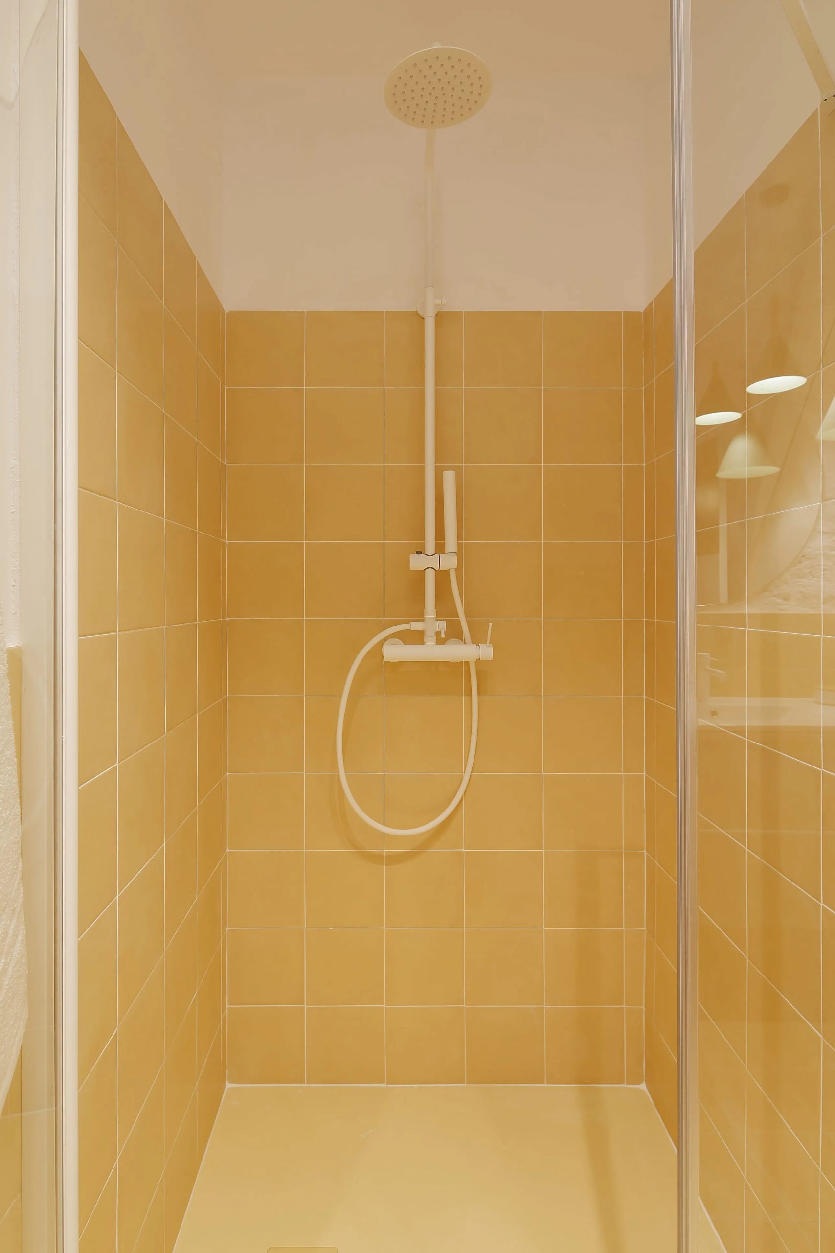 douche carrelage jaune