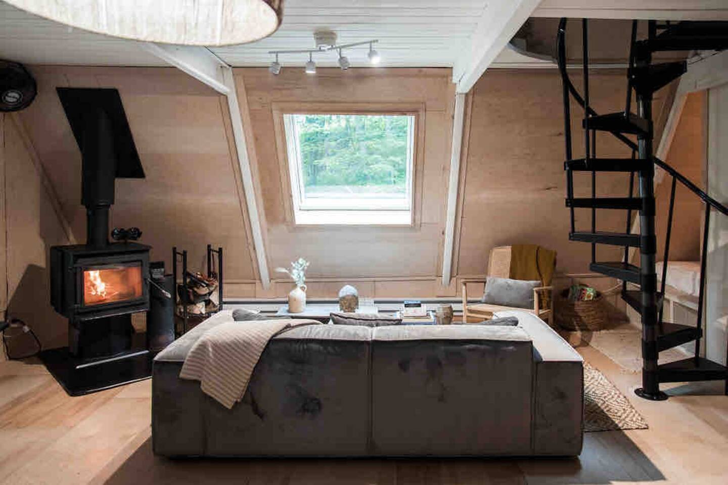 salon avec escalier acier maison A-Frame salon avec escalier acier maison A-Frame