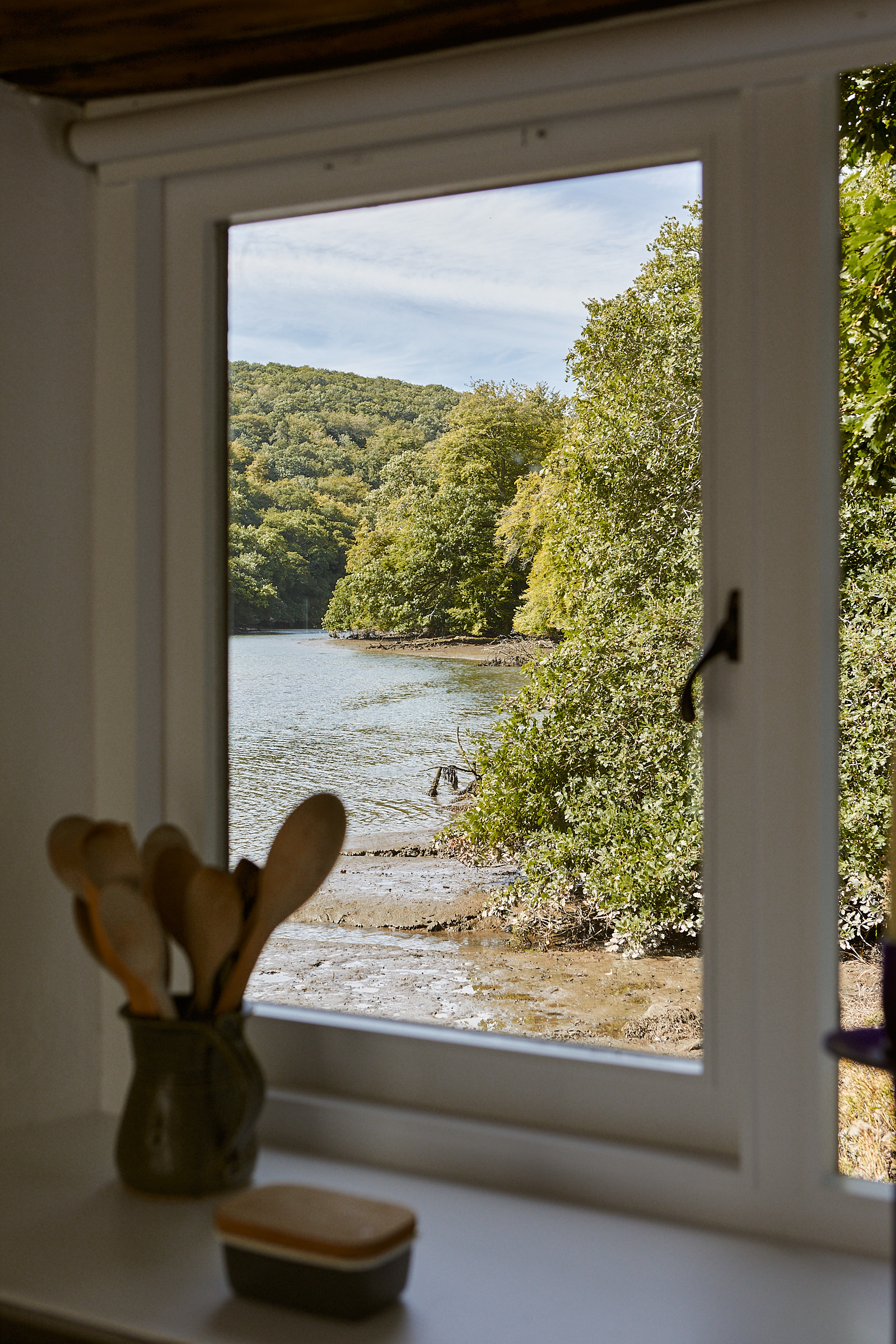 fenêtre vue sur la rivière