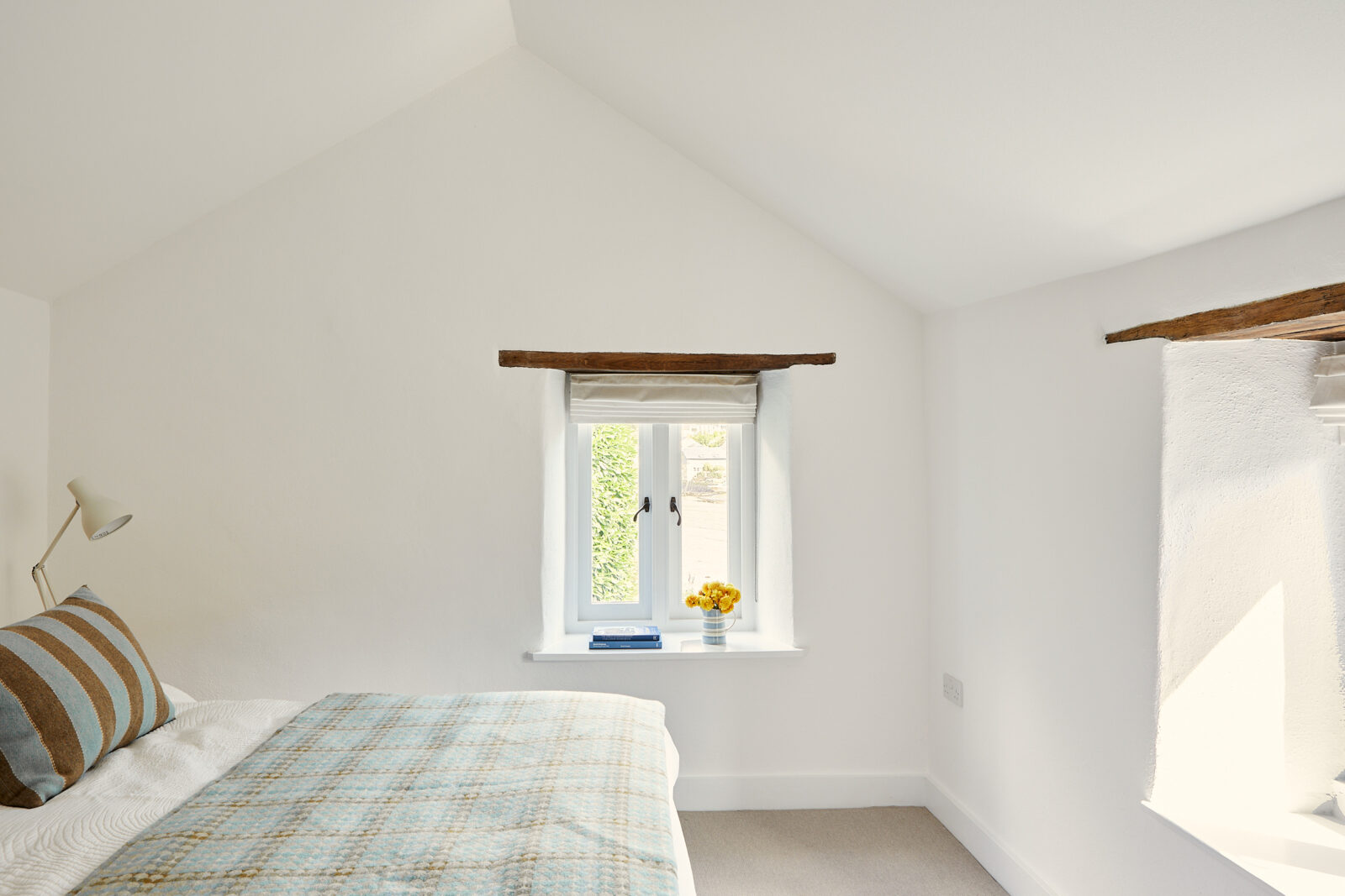 chambre rustique et minimaliste blanche