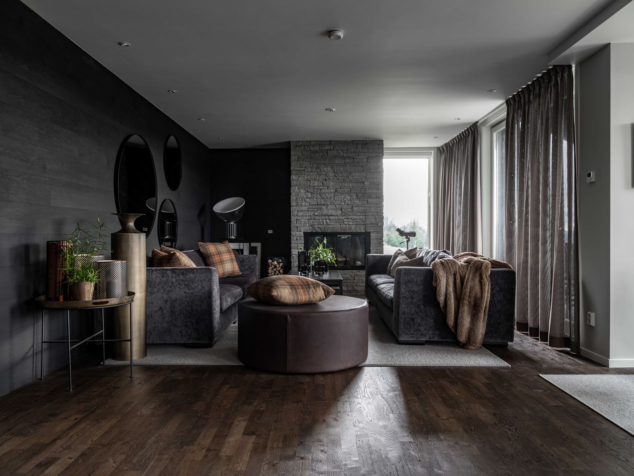 Design sombre pour une maison contemporaine à la montagne