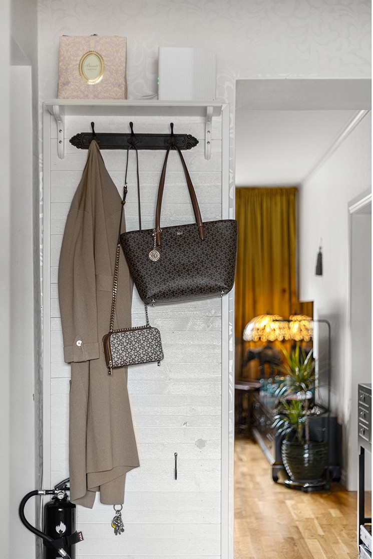 entrée appartement avec porte-manteaux