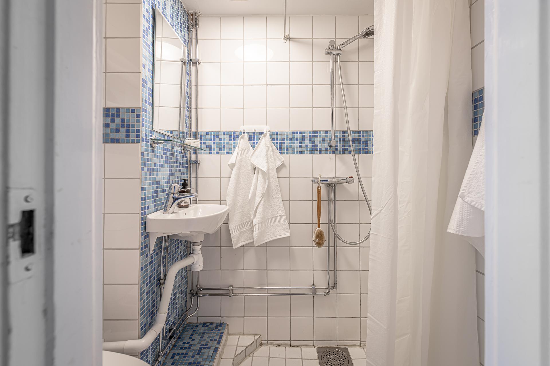 salle de bain blanche et bleue salle de bain blanche et bleue