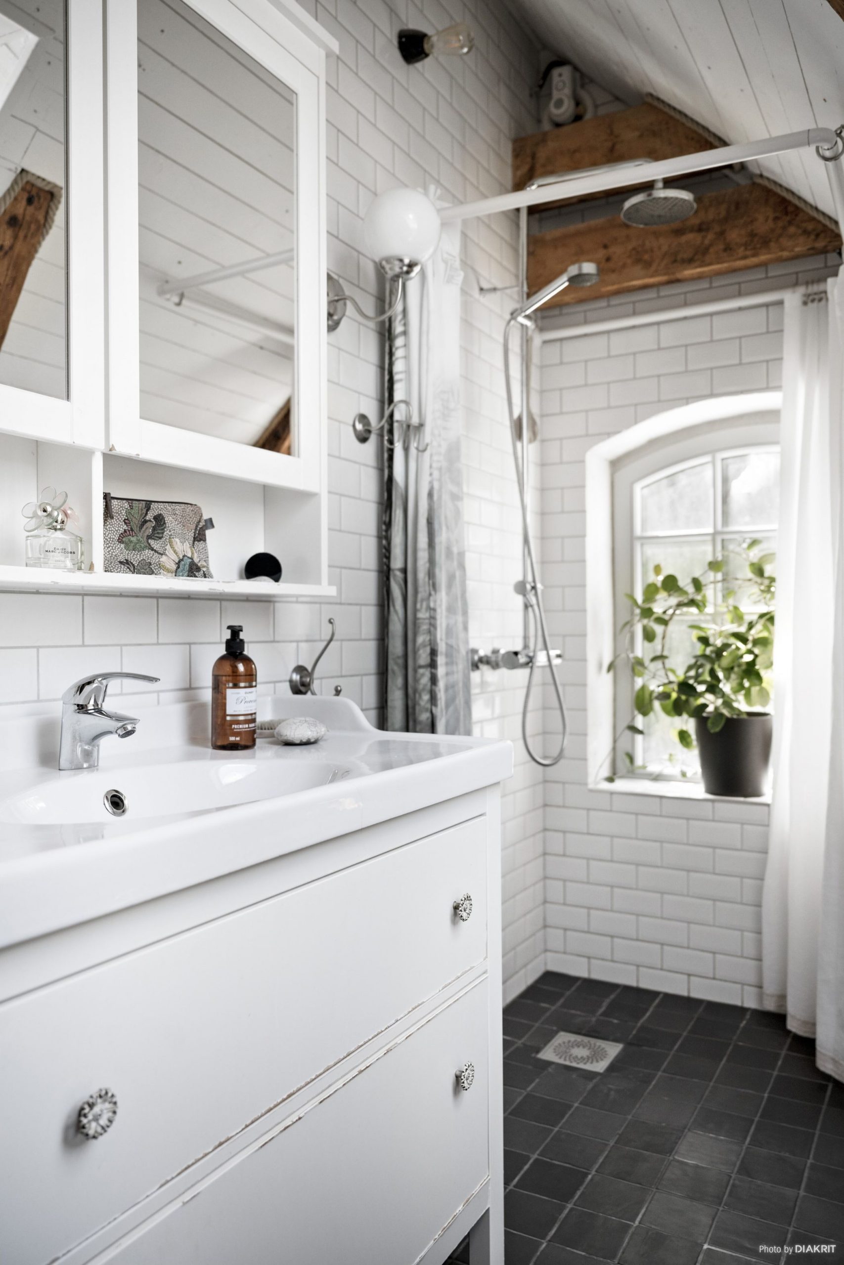 salle de bain mansardée maison rénovée salle de bain mansardée maison rénovée