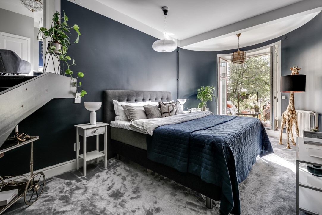 chambre avec moquette grise appartement rénové