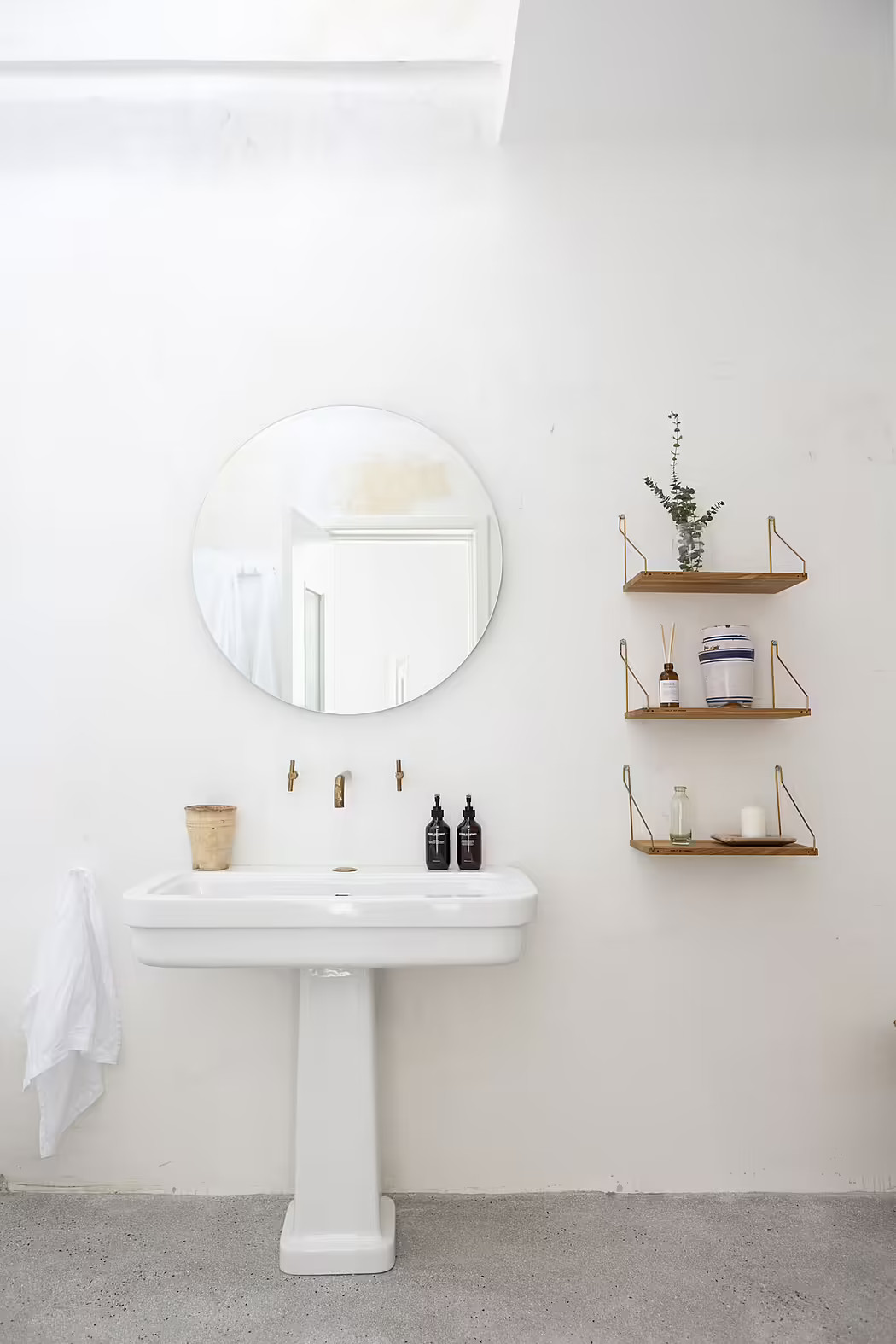 salle de bain blanche avec puit de lumière salle de bain blanche avec puit de lumière