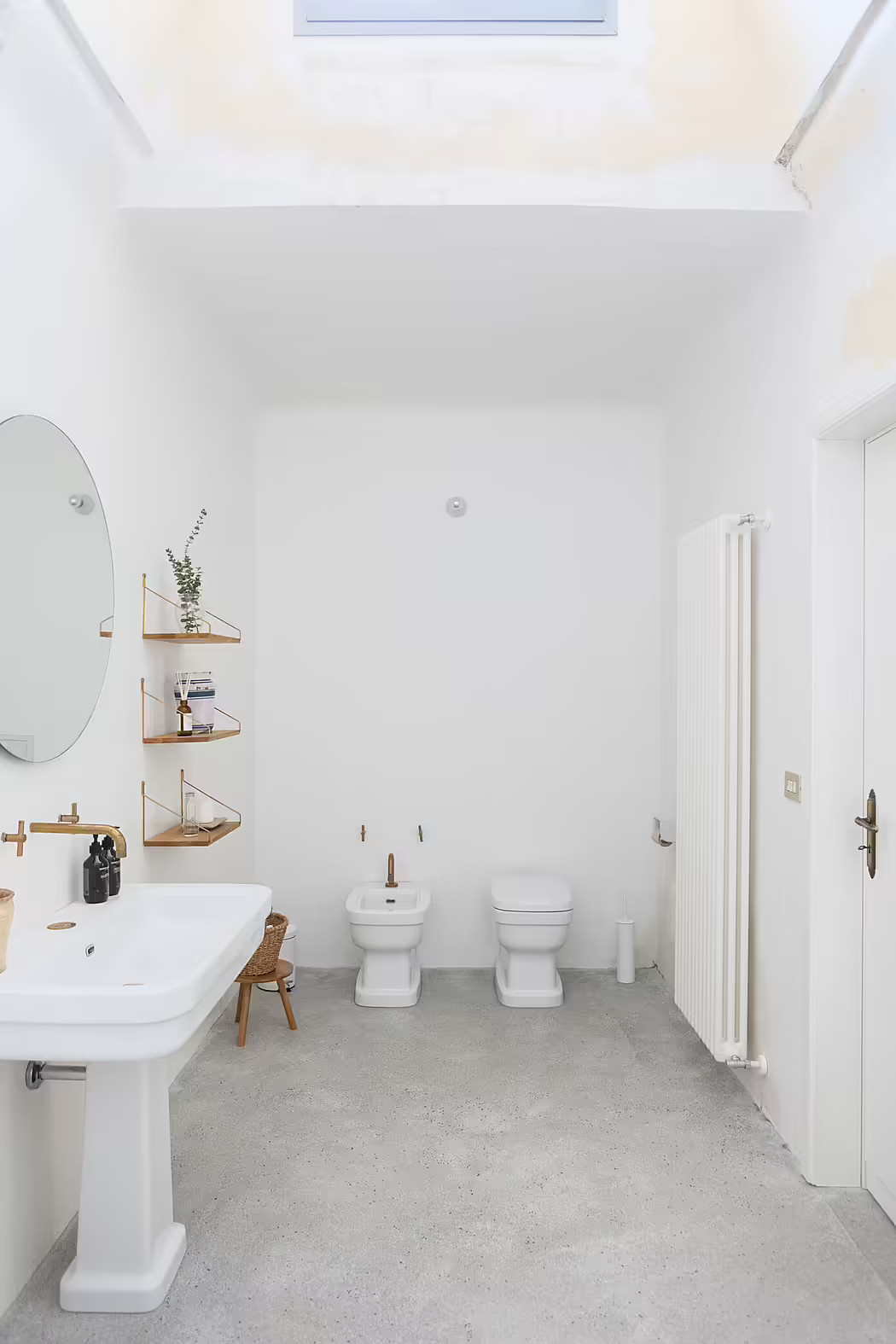 salle de bain blanche avec puit de lumière salle de bain blanche avec puit de lumière