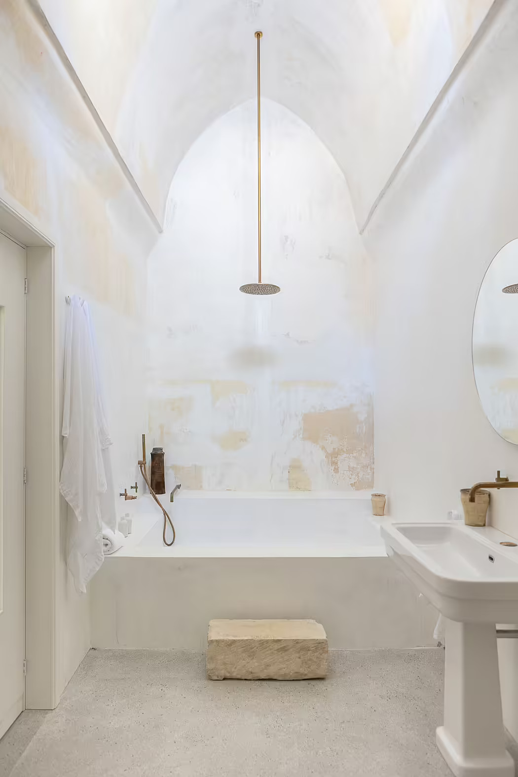 salle de bain plafond voûté décoration blanche et naturelle salle de bain plafond voûté décoration blanche et naturelle