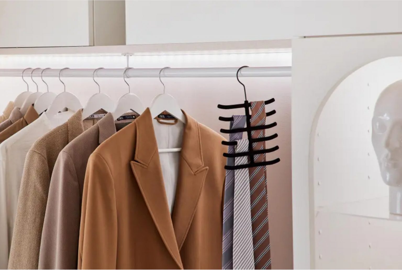 vêtements sur cintres et porte-cravate