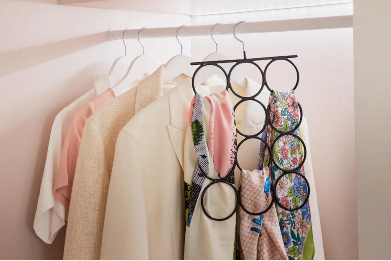 vêtements sur cintre et porte-foulard