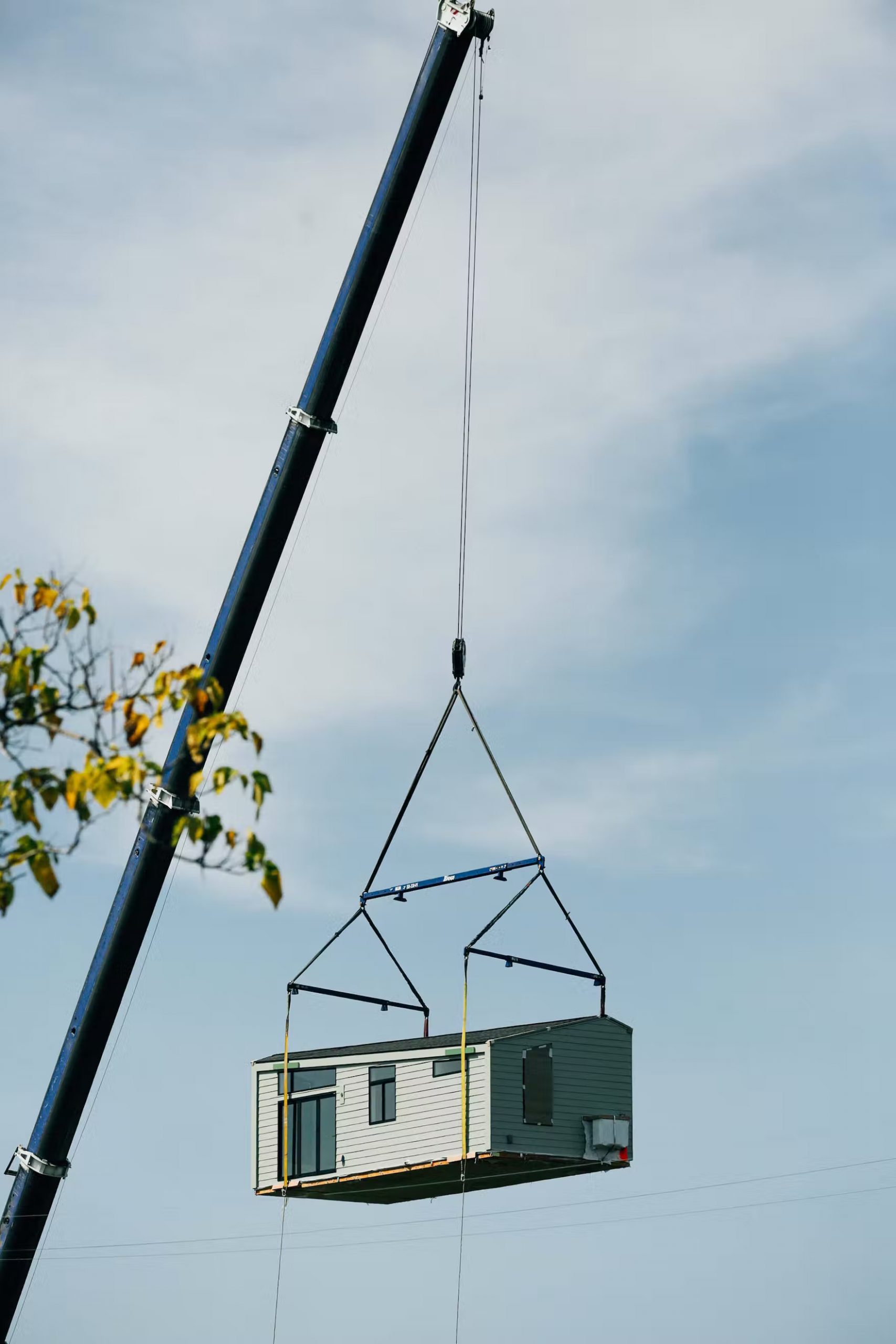 livraison mini maison préfabriquée par grue