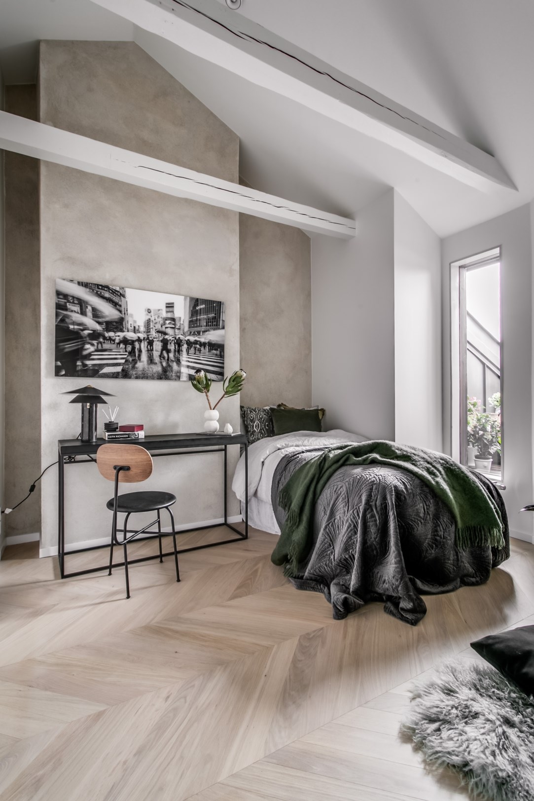 chambre mansardée avec poutres décoration contemporaine