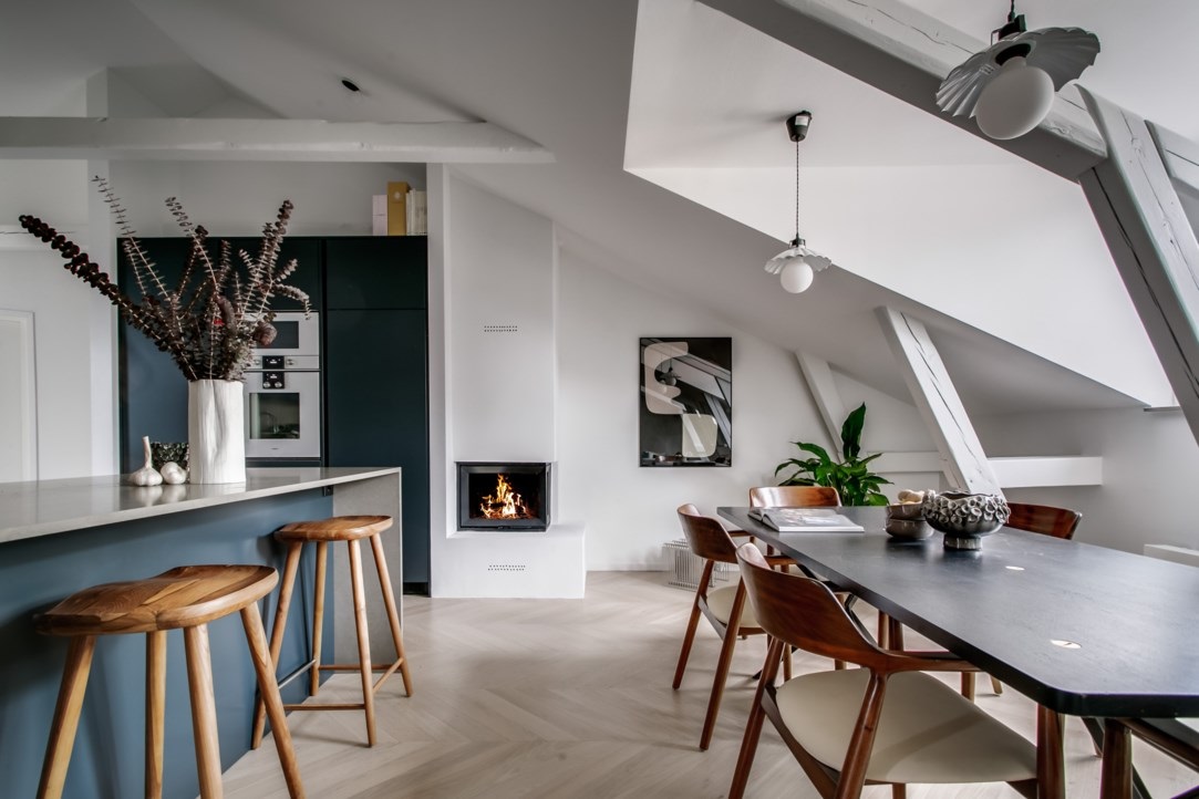 salon avec poutres et cheminée décoration contemporaine