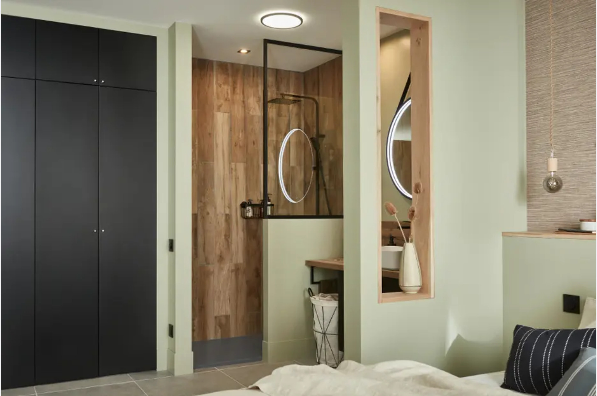 chambre parentale avec salle de bain semi ouverte et dressing