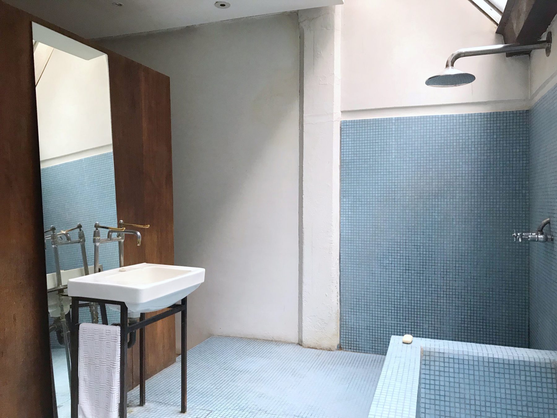 salle de bain béton et carrelage bleu salle de bain béton et carrelage bleu