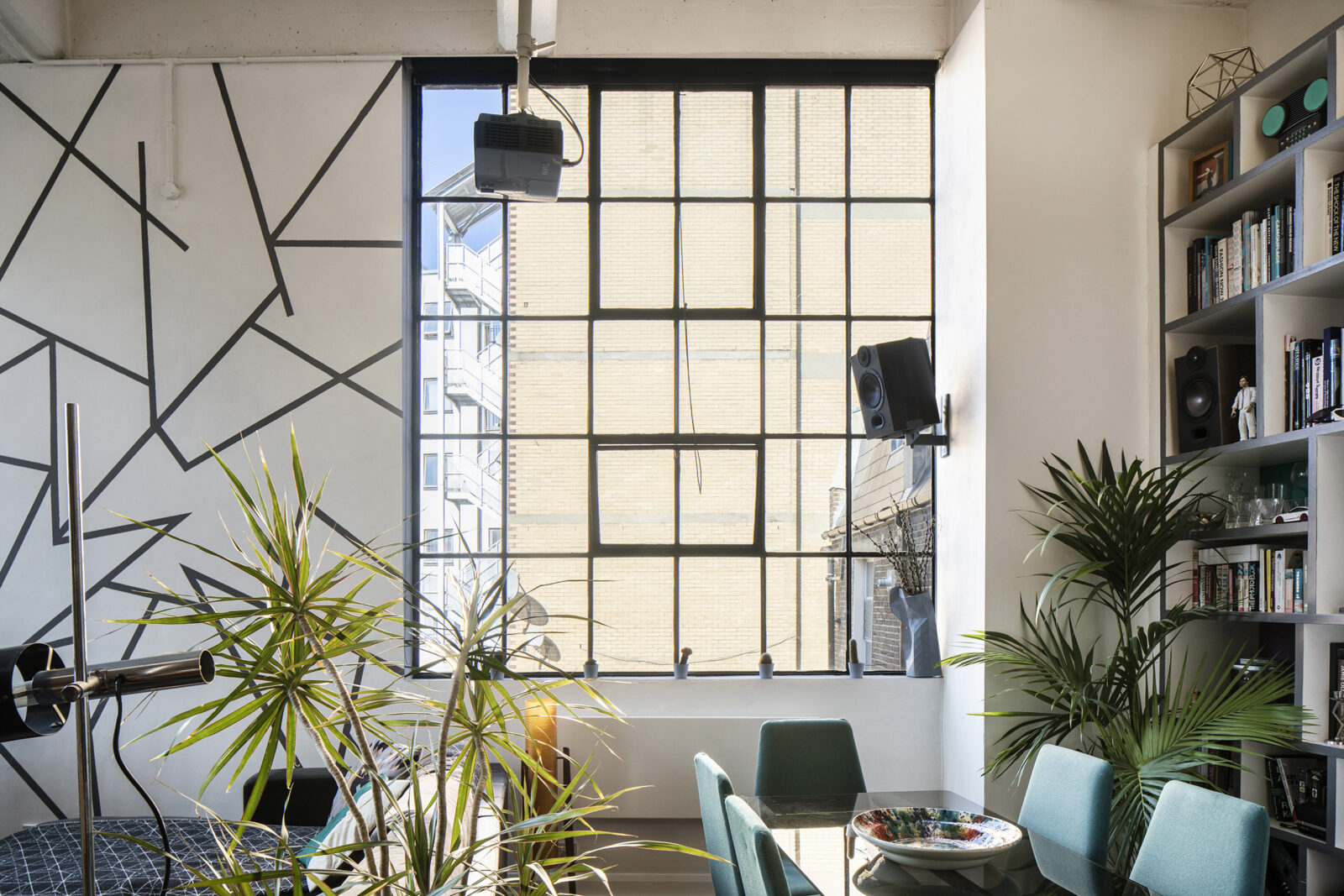 salon loft avec fenêtre industrielle