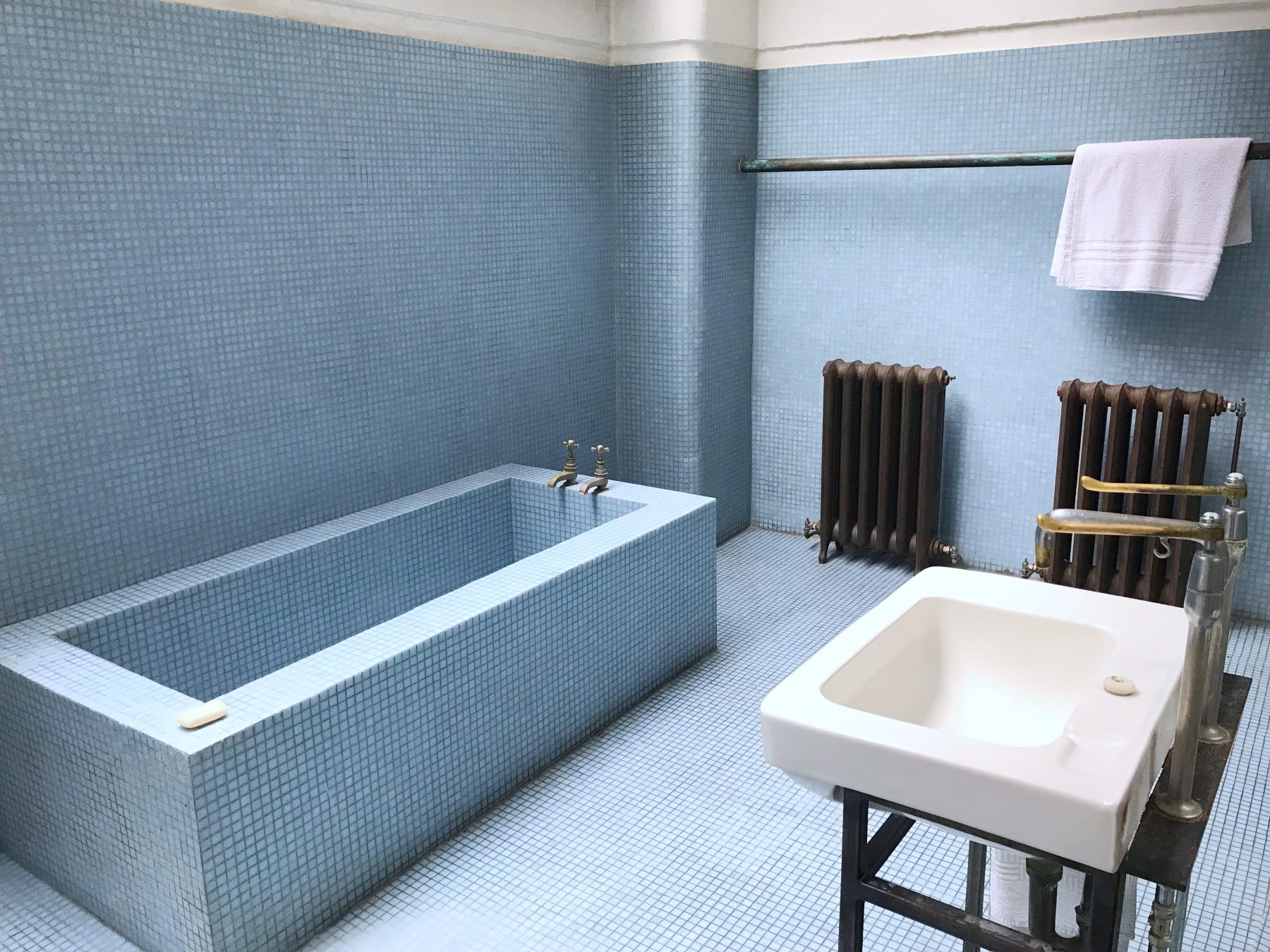 baignoire carrelée dans salle de bain loft baignoire carrelée dans salle de bain loft
