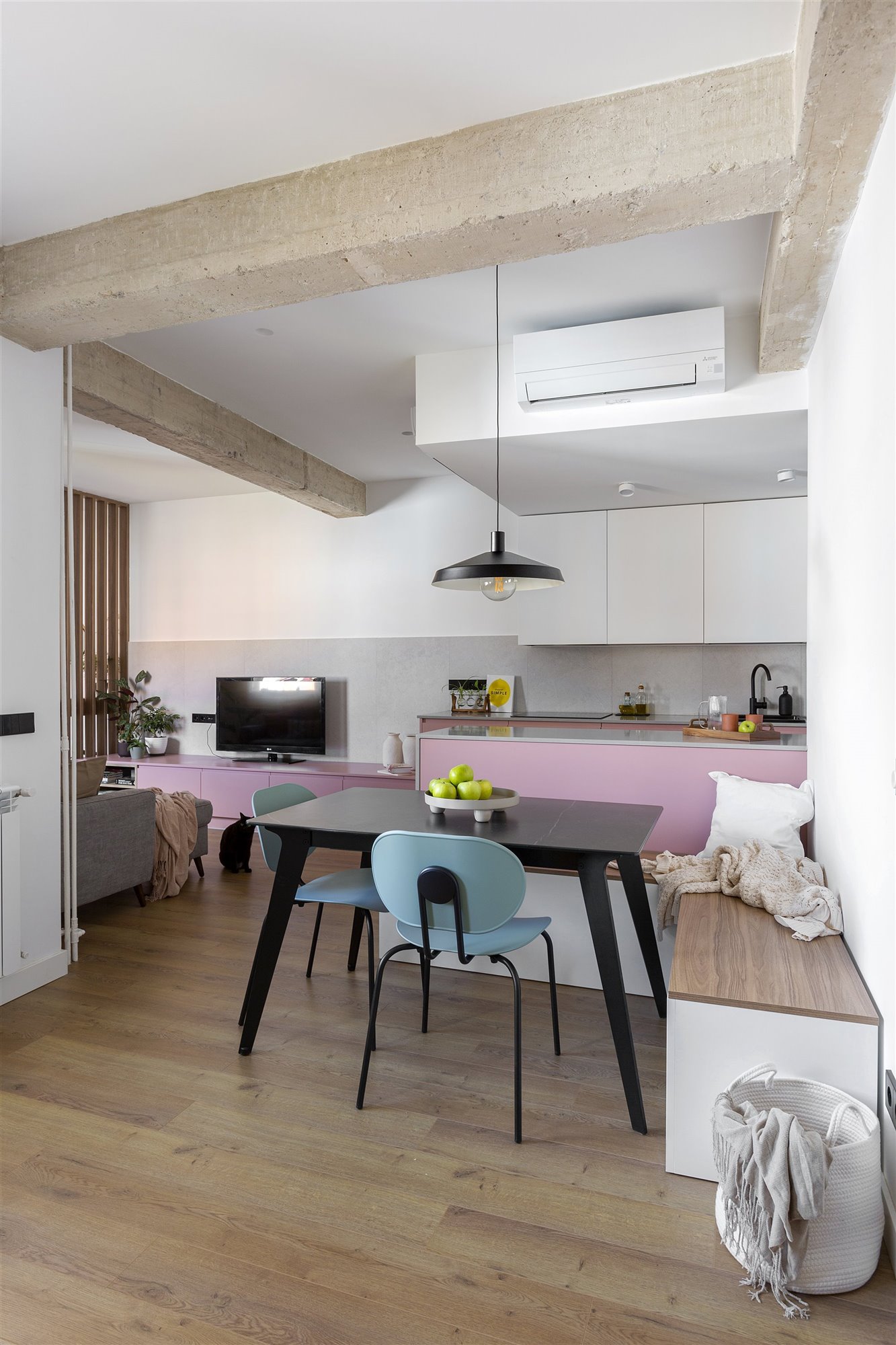 cuisine rose avec coin repas