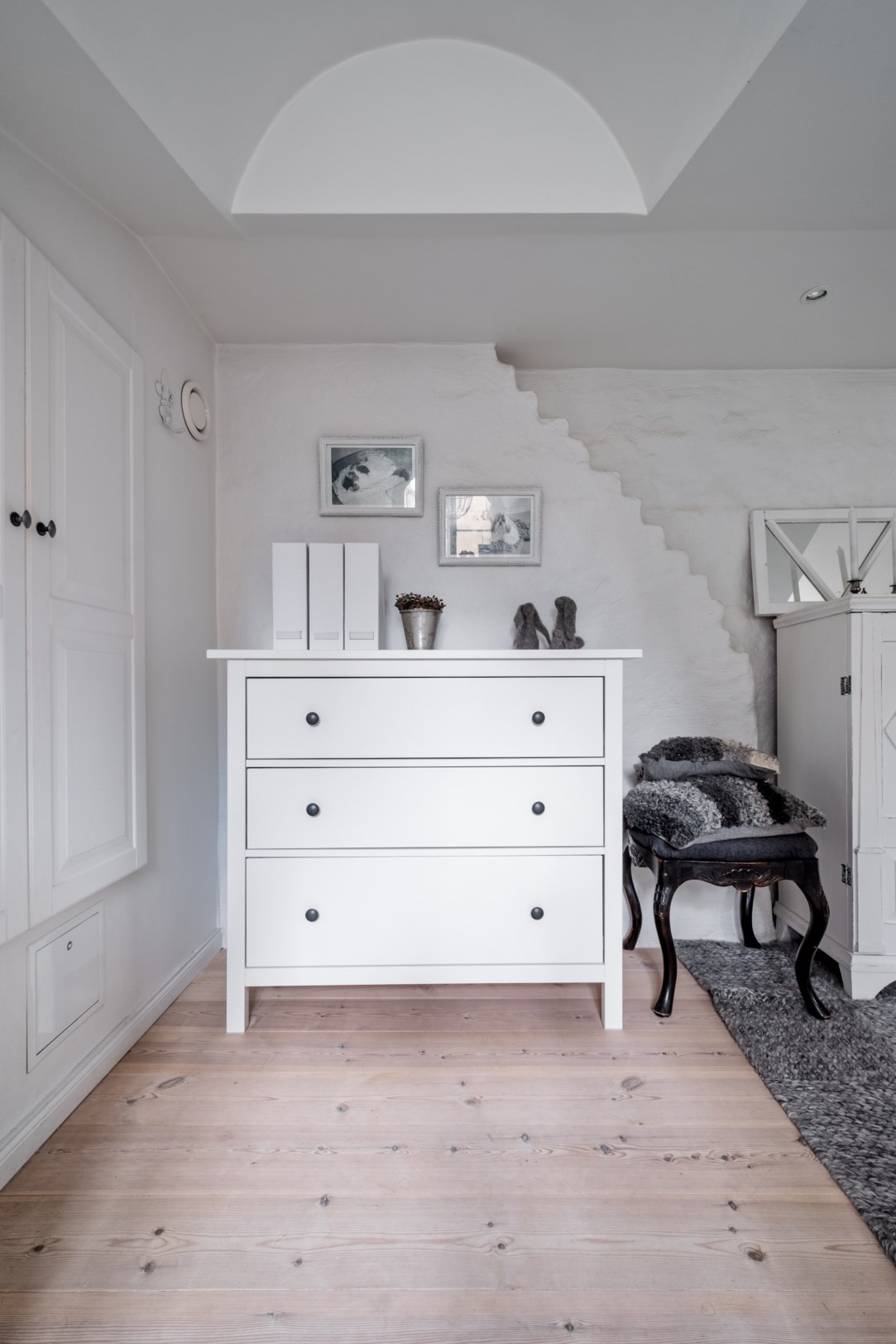 commode blanche dans chambre mansardée