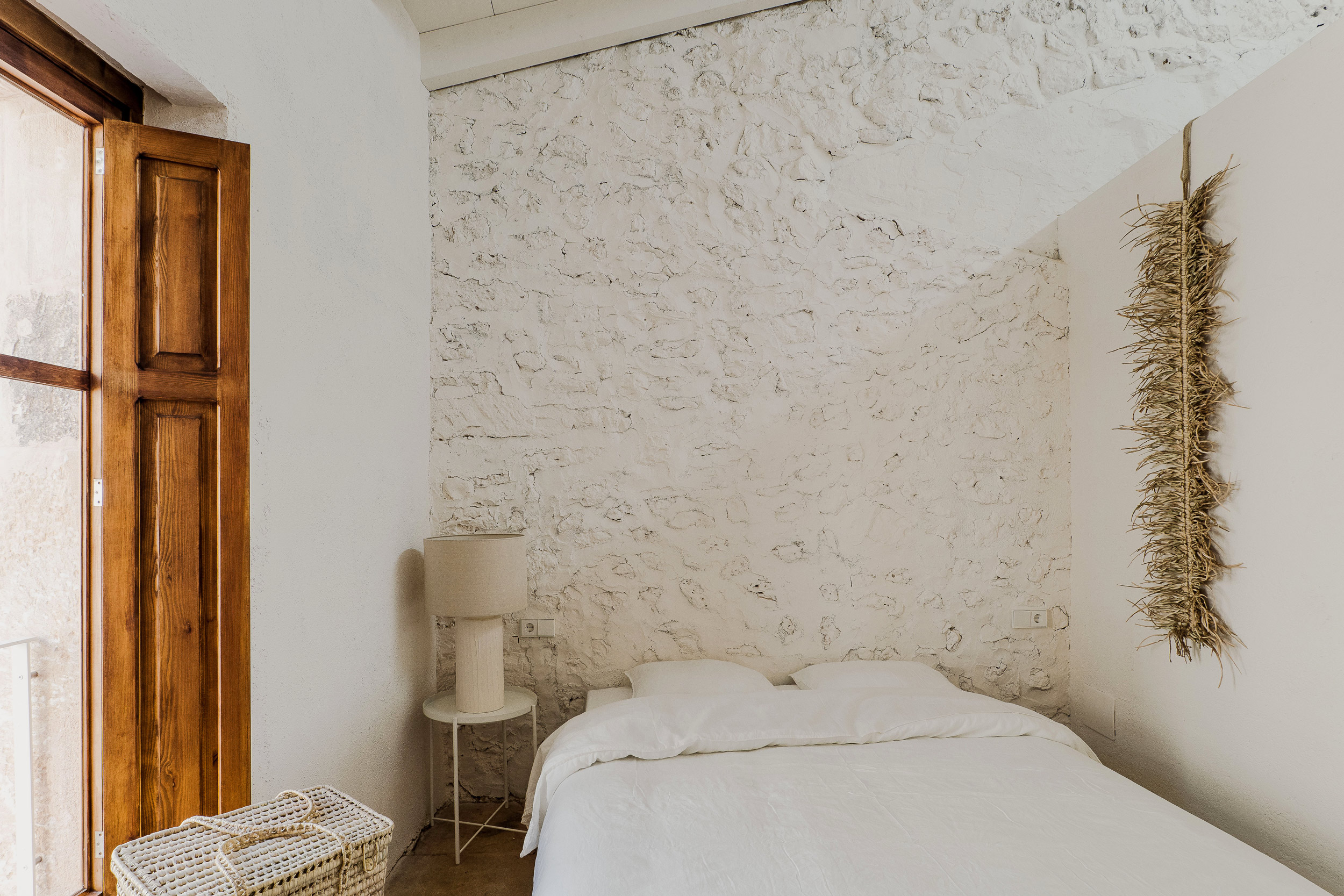 chambre avec mur en pierres