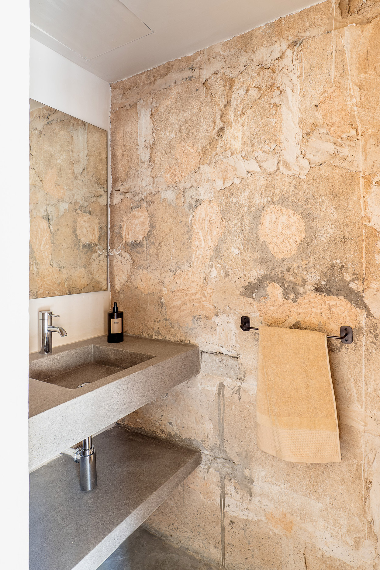 salle de bain pierres et béton enduit