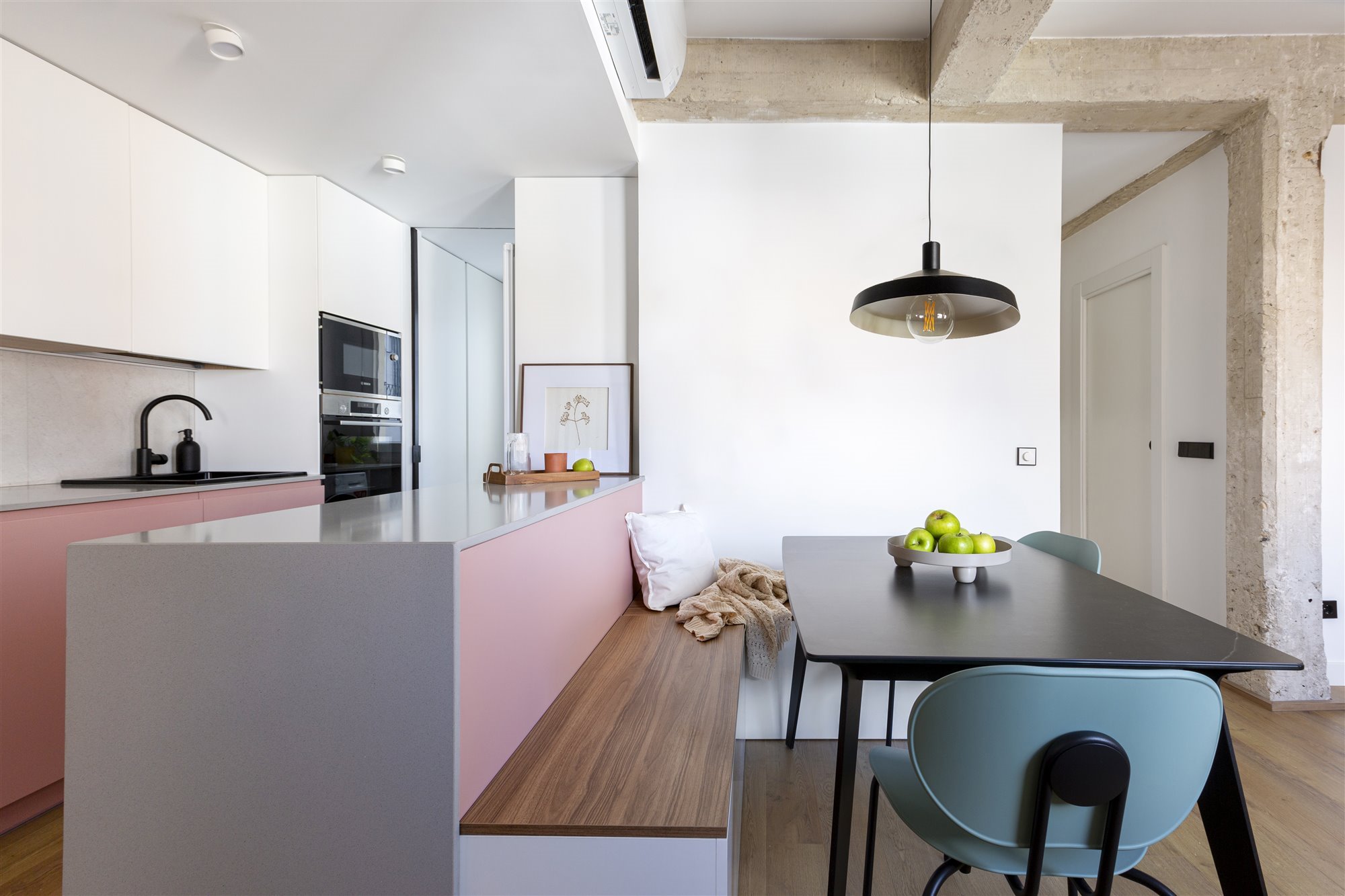 cuisine rose avec coin repas