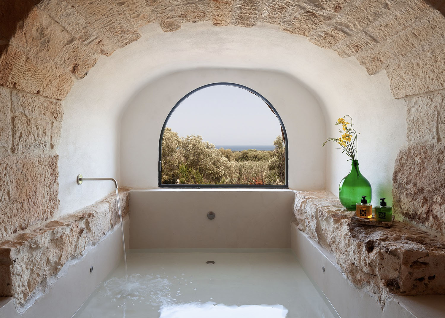 salle de bain Masseria Belvedere maison en pierre rénovée dans les Pouilles salle de bain Masseria Belvedere maison en pierre rénovée dans les Pouilles