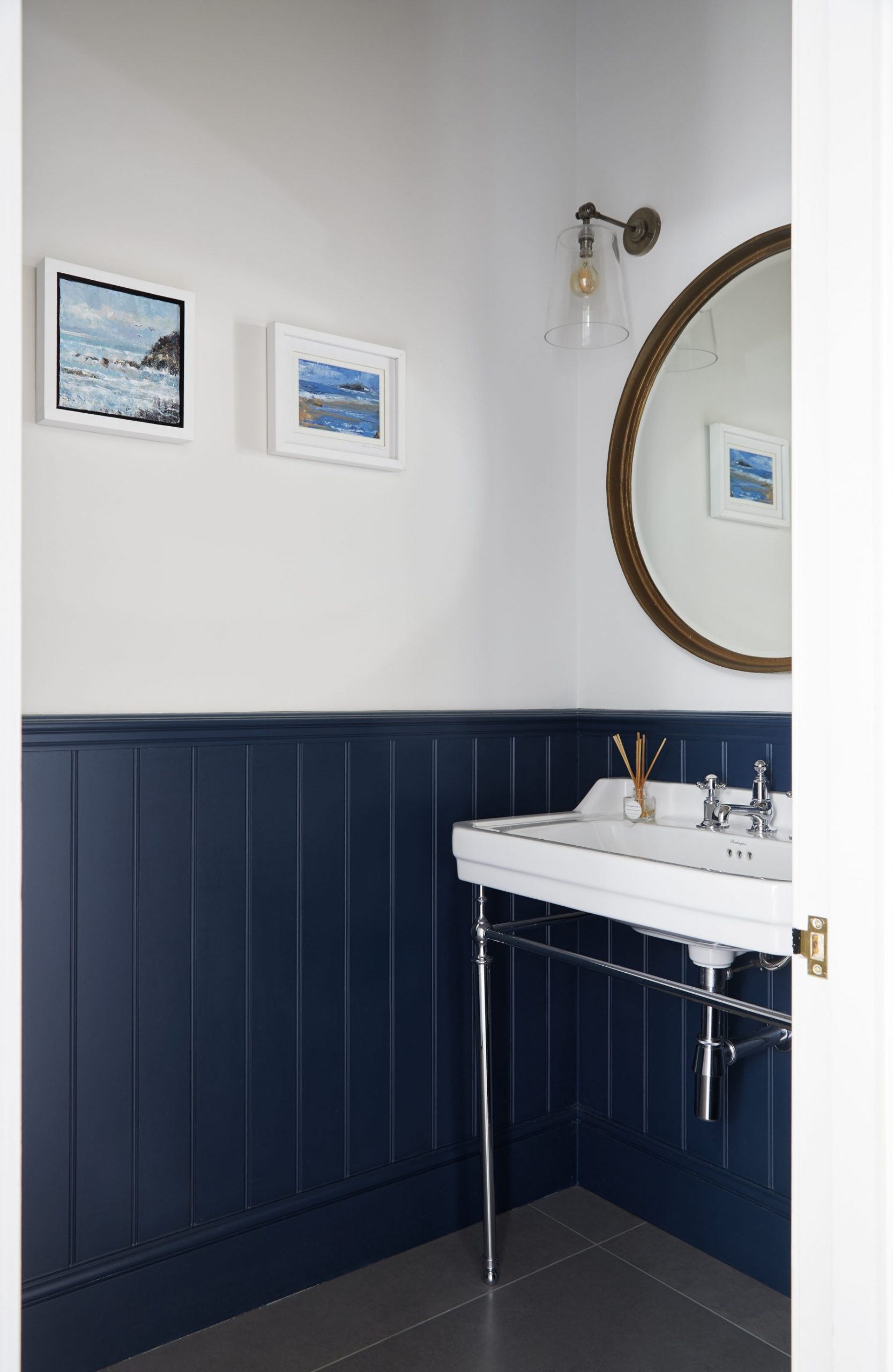 salle de bain blanche et bleue