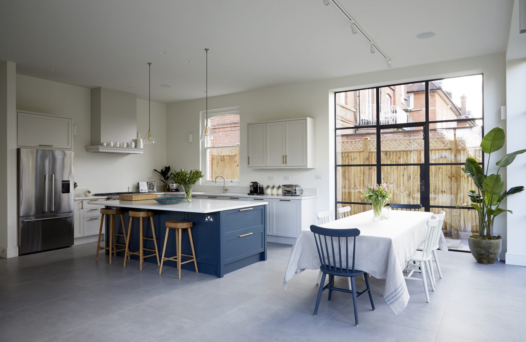 cuisine bleue avec baie vitrée décoration contemporaine