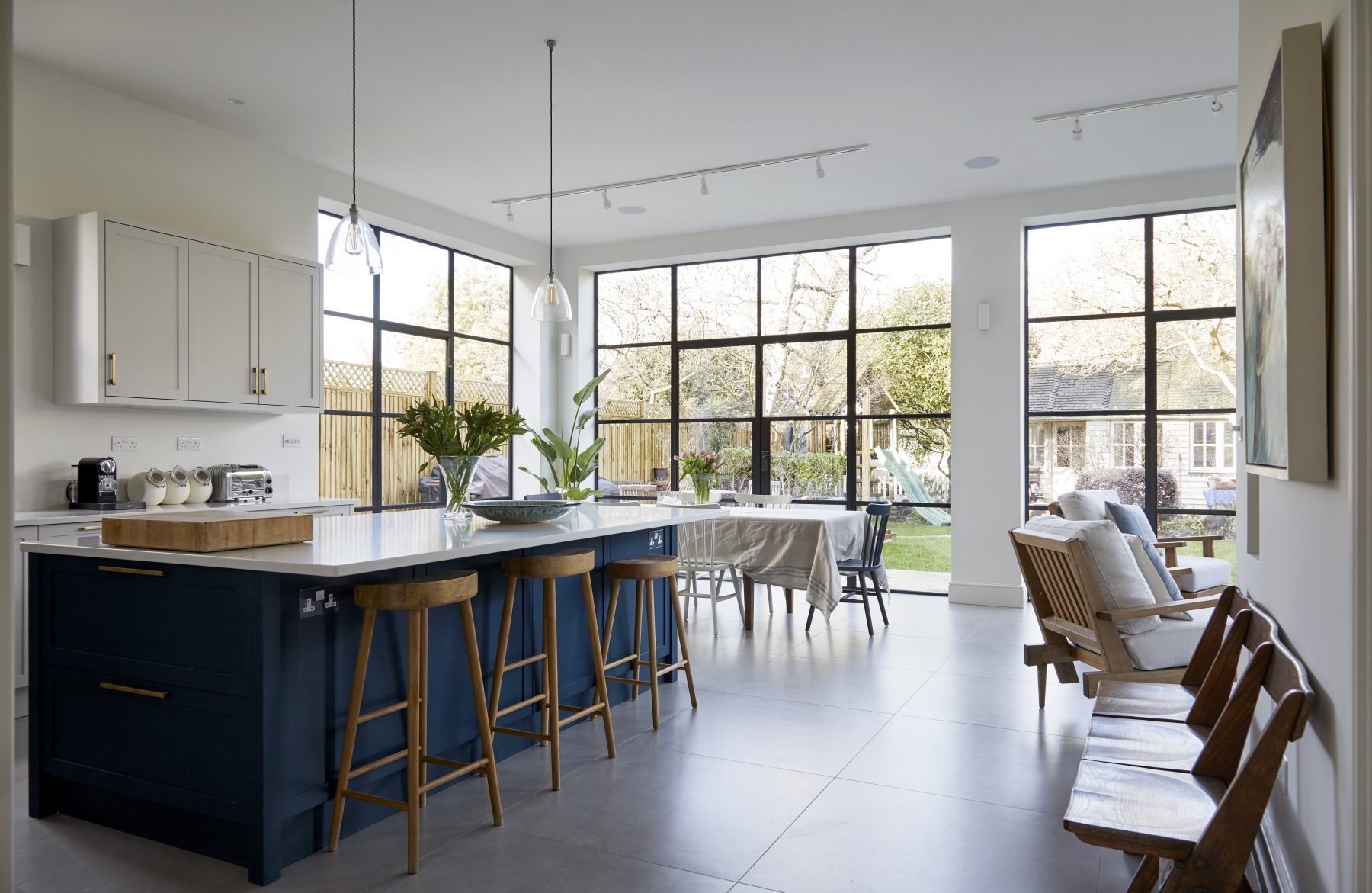 cuisine bleue avec baie vitrée décoration contemporaine