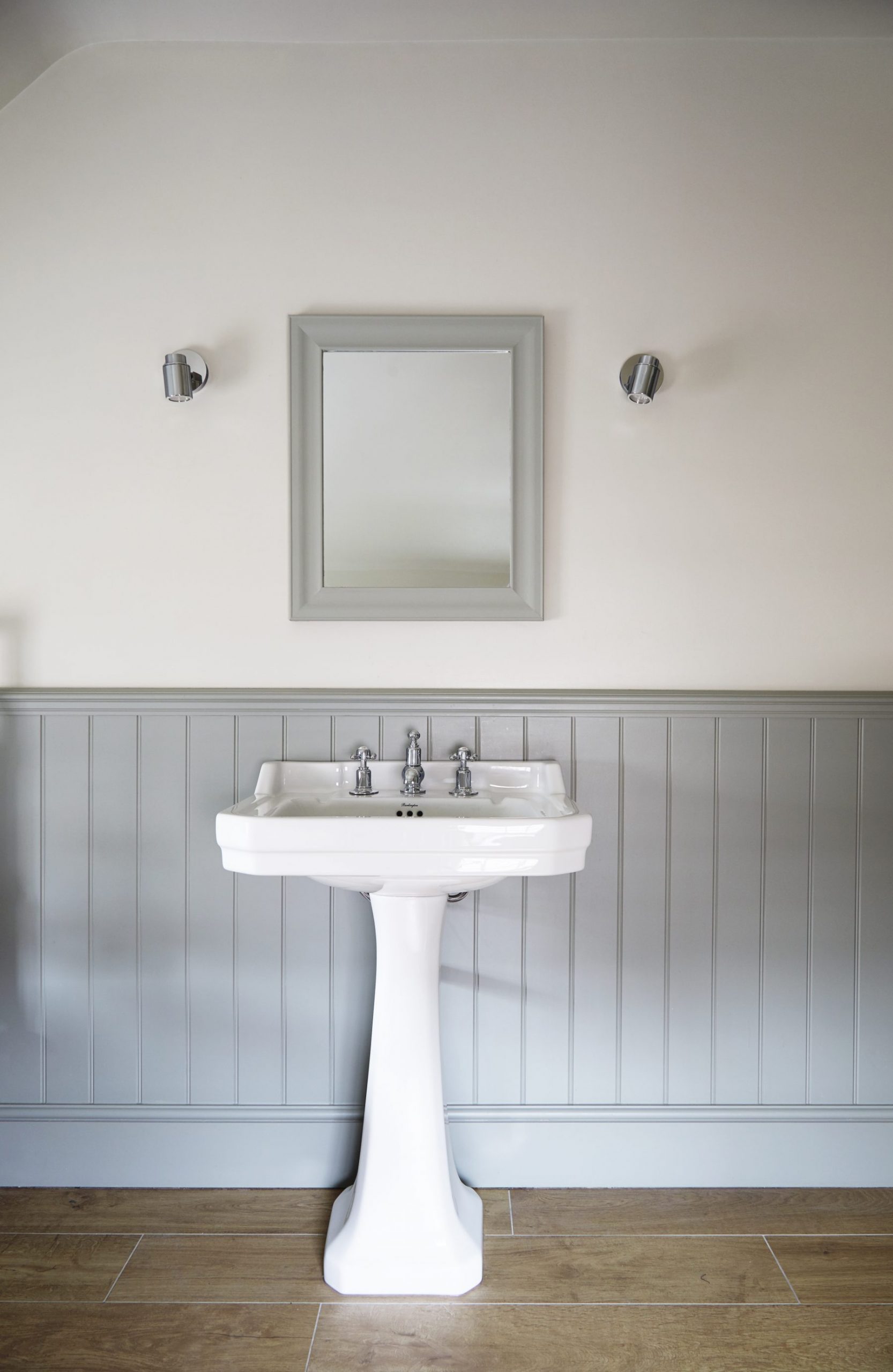 salle de bain rétro blanche et grise