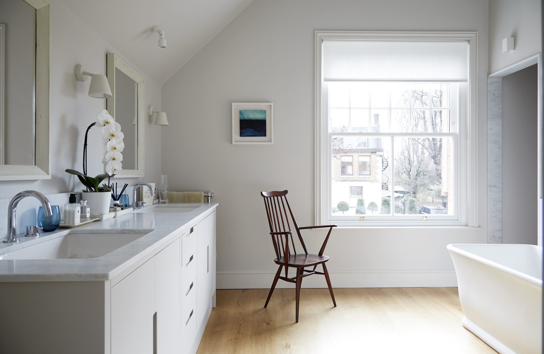 salle de bain blanche avec fenêtre
