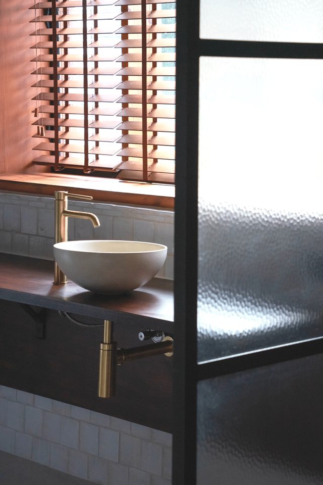 salle de bain avec fenêtre