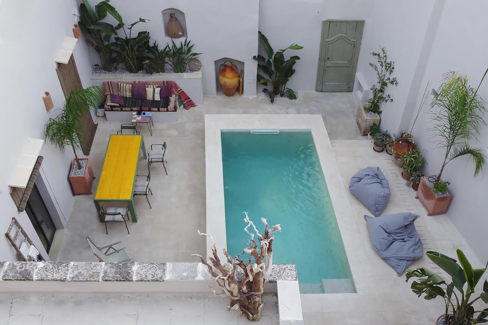 patio avec piscine turquoise maison Pouilles patio avec piscine turquoise maison Pouilles