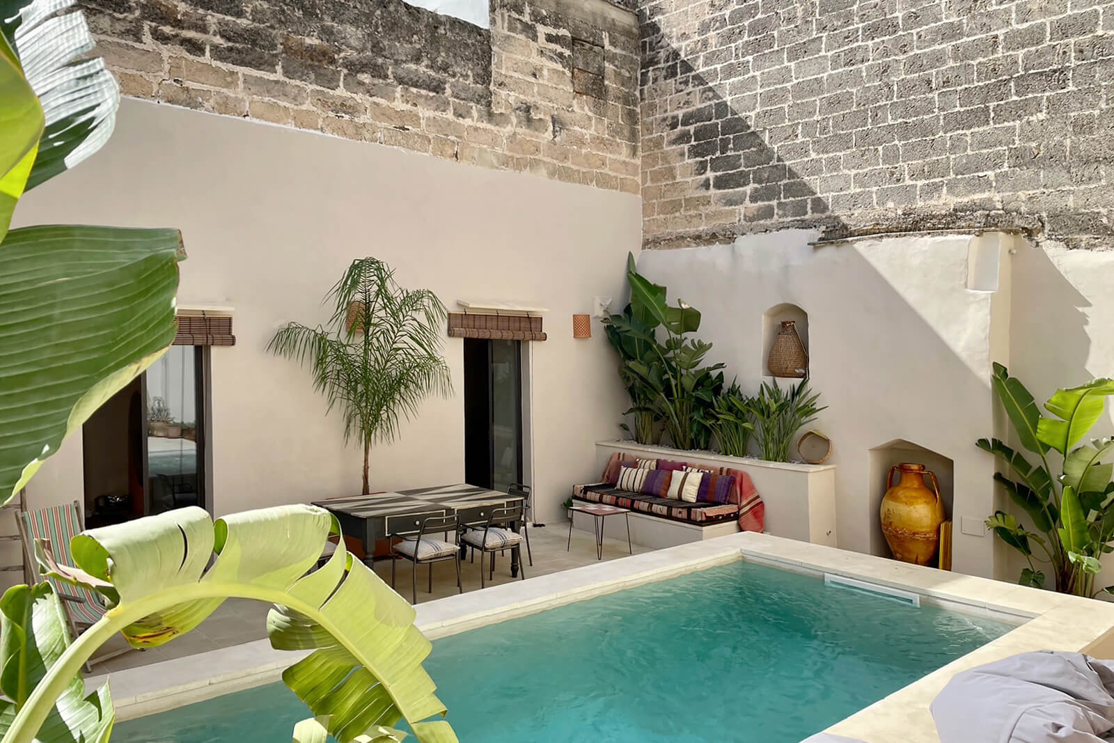 patio avec piscine turquoise maison Pouilles patio avec piscine turquoise maison Pouilles