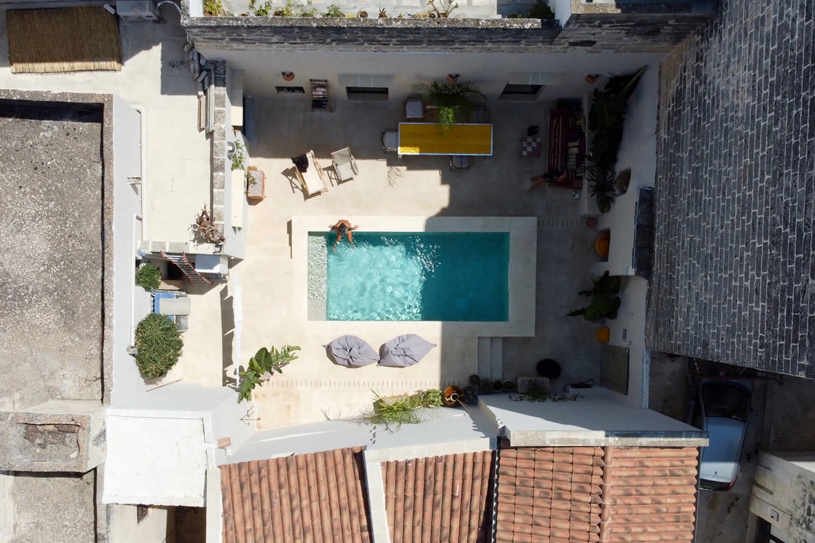 patio avec piscine turquoise maison Pouilles patio avec piscine turquoise maison Pouilles