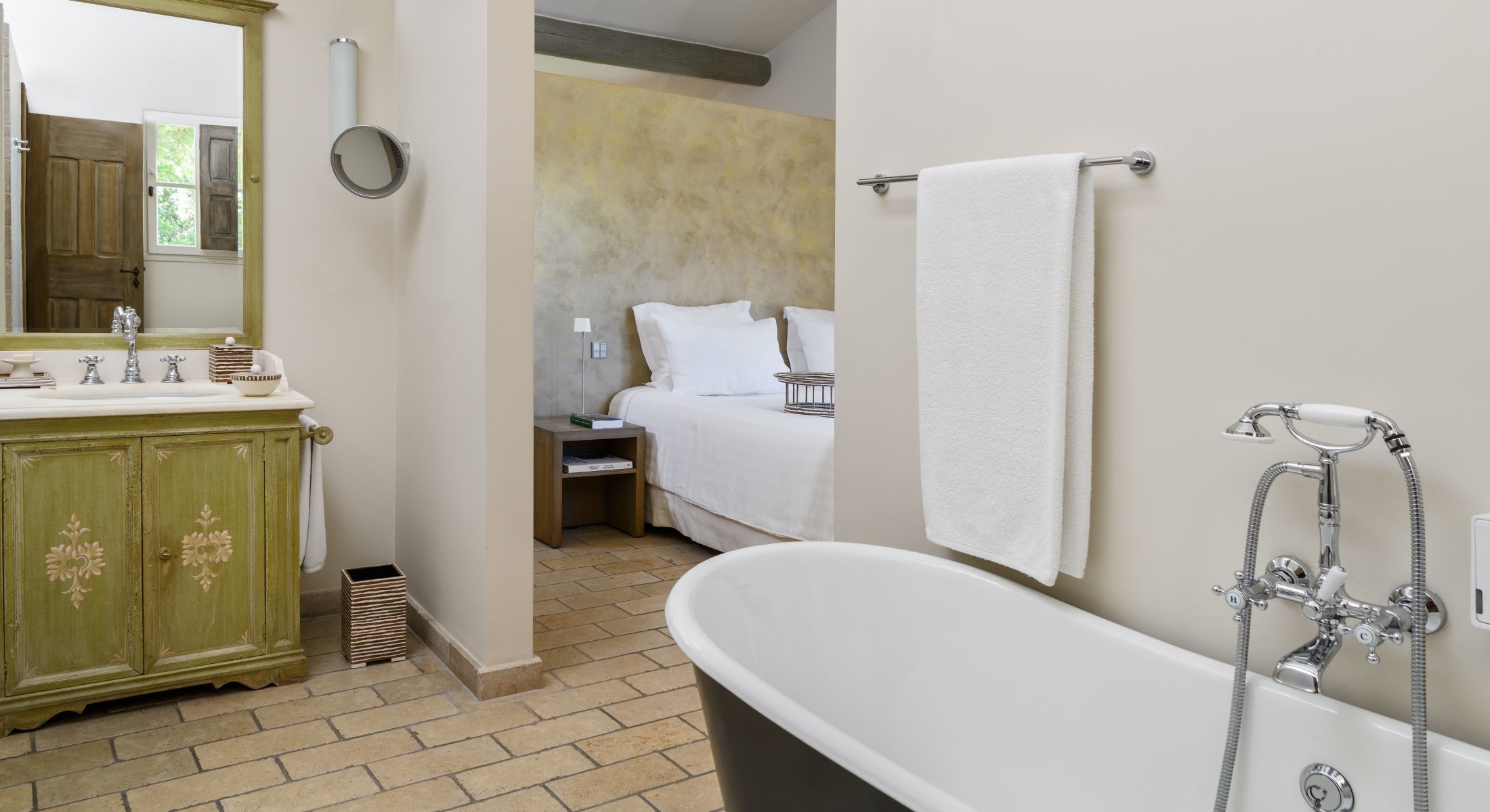salle de bain rétro maison en pierre Provence salle de bain rétro maison en pierre Provence