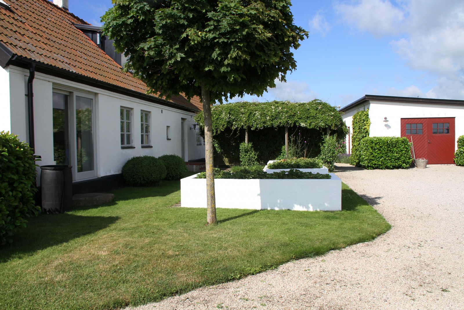 jardin maison suédoise aux grands volumes jardin maison suédoise aux grands volumes