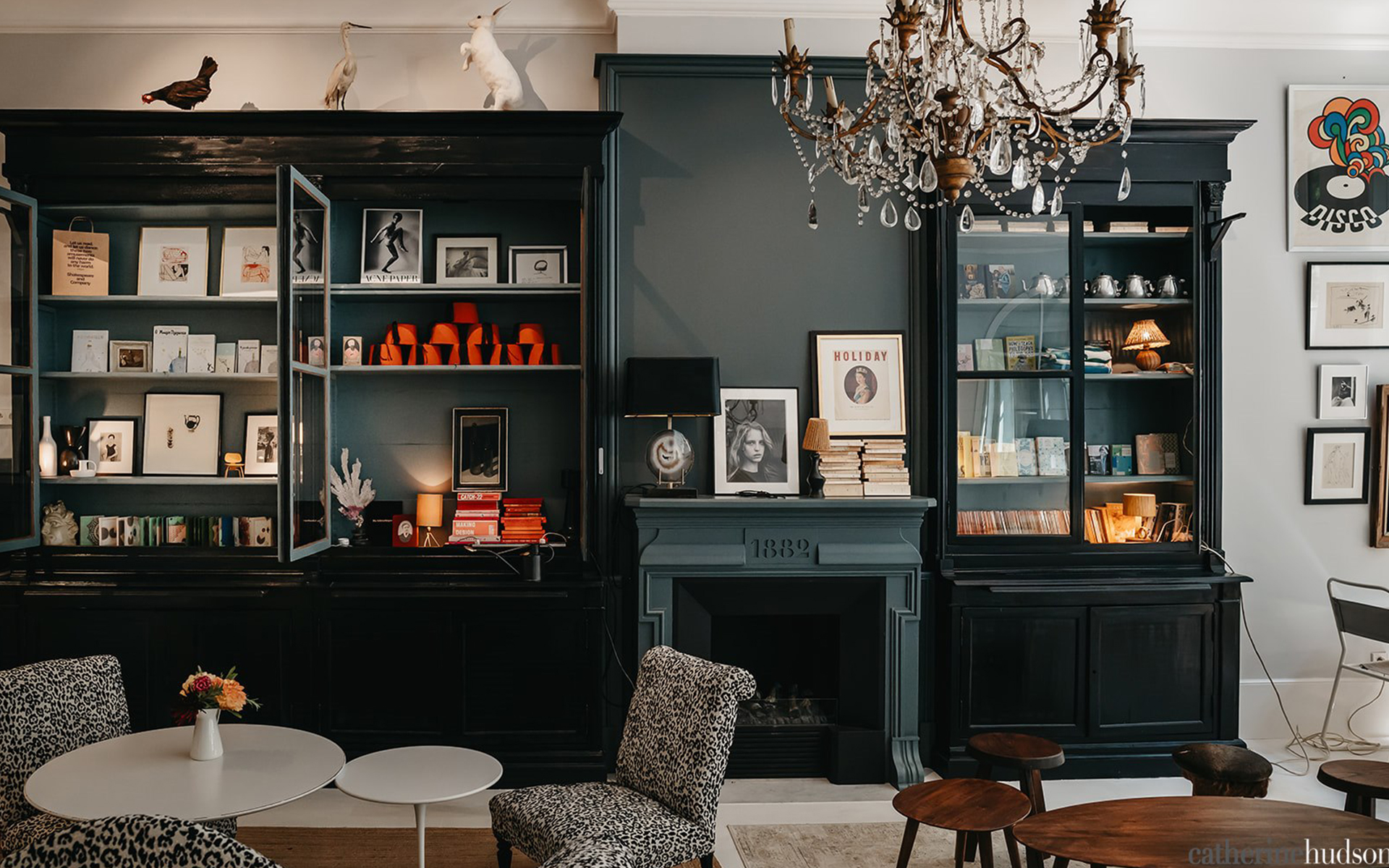 salon avec bibliothèque noire décoration contemporain