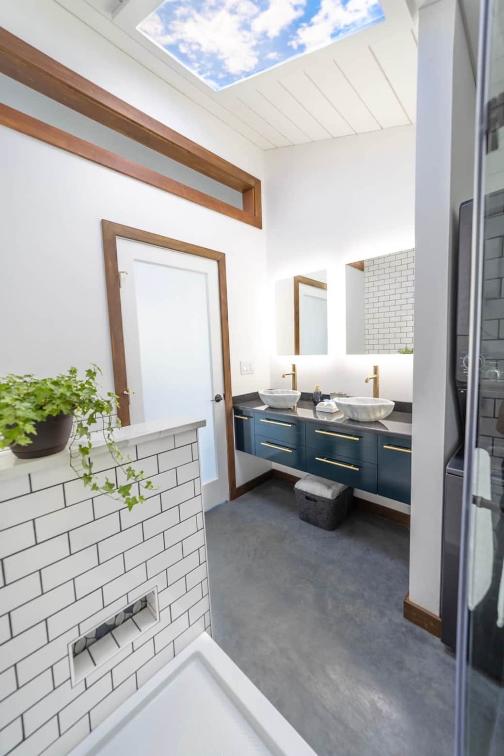 salle de bain avec fenêtre de toit