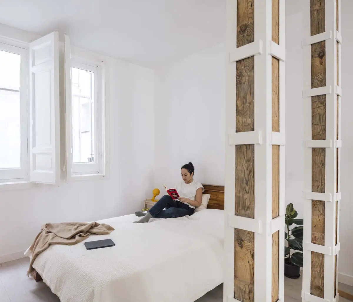 chambre minimaliste blanche