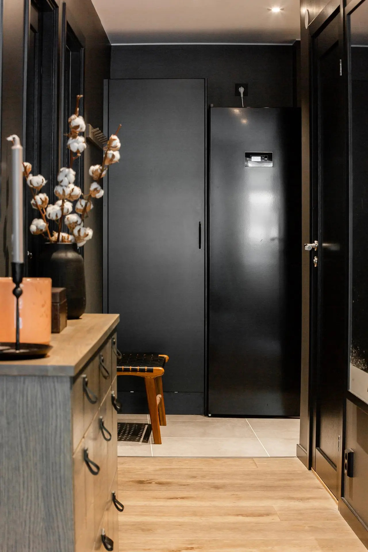 entrée décoration sombre