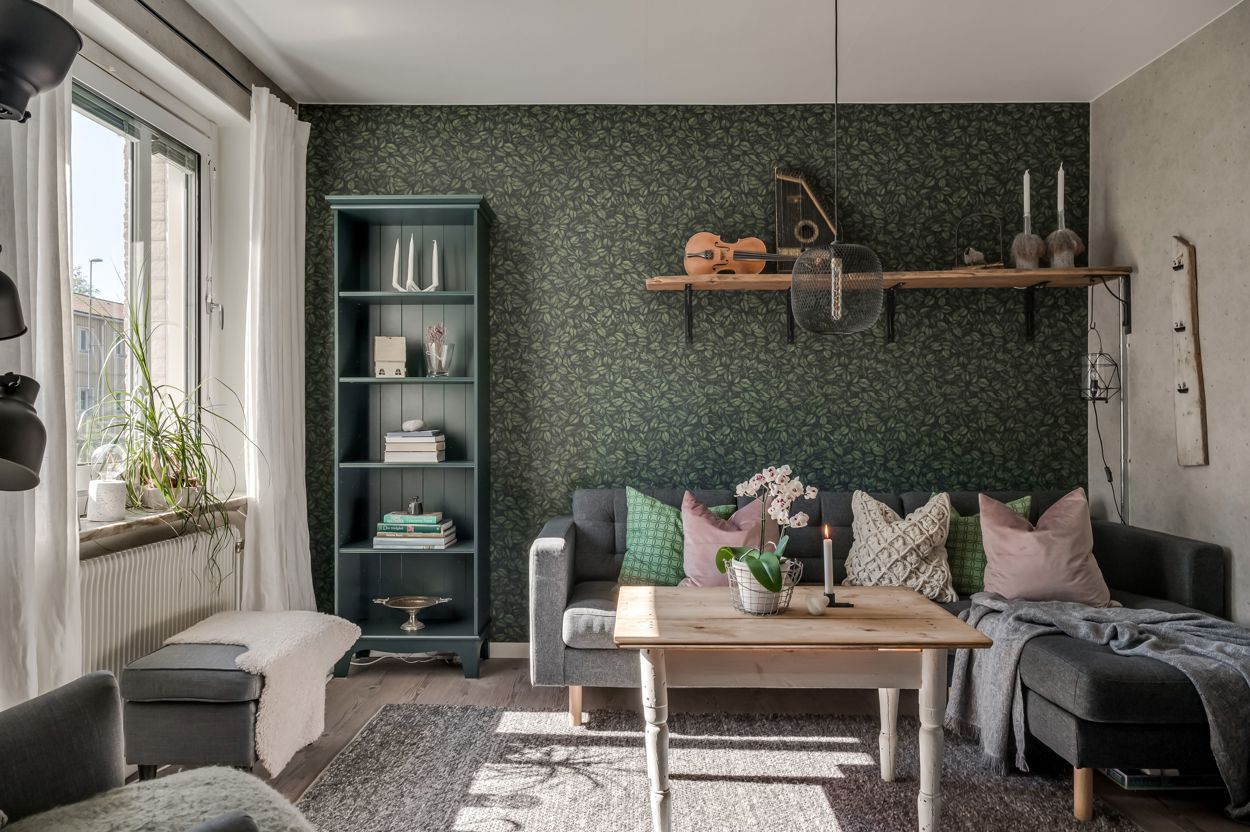 salon avec papier-peint végétal vert