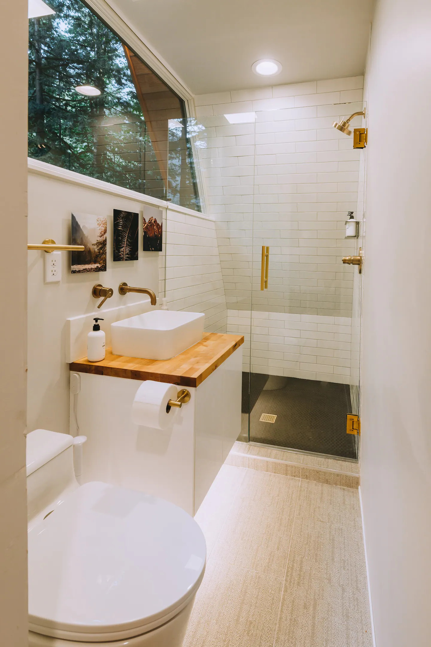 salle de bain blanc et bois